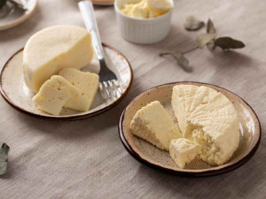 Как се произвеждат различните разновидности сирене: топени и крем сирена
